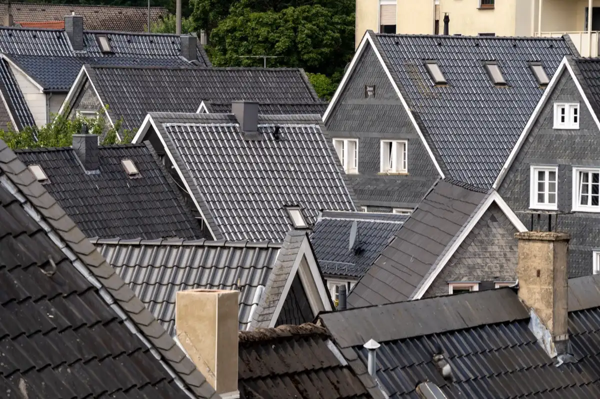 Steep roof eaves and gutter lines on houses in Louisville, KY